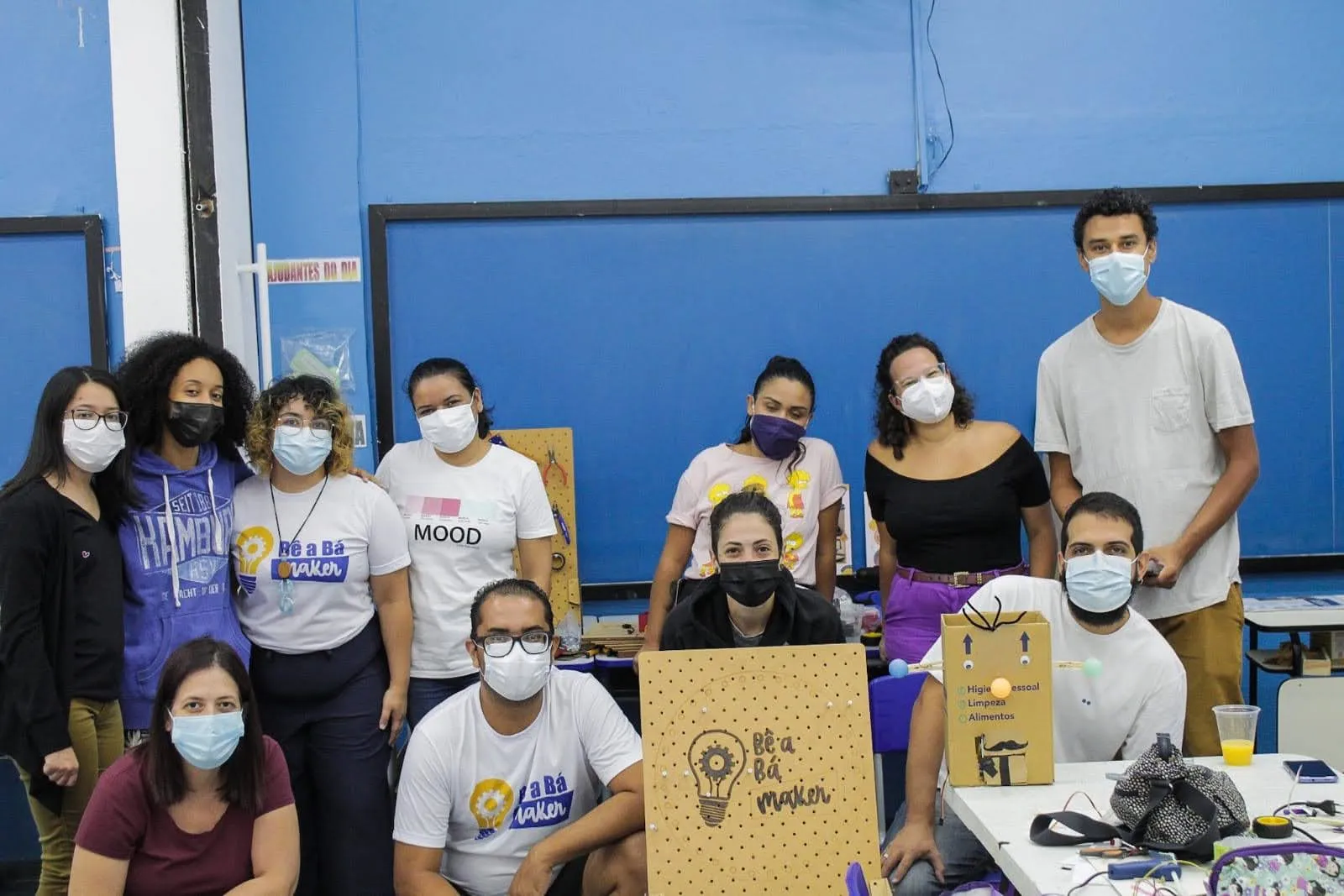 Equipe da Bê-a-bá Maker reunida em uma oficina