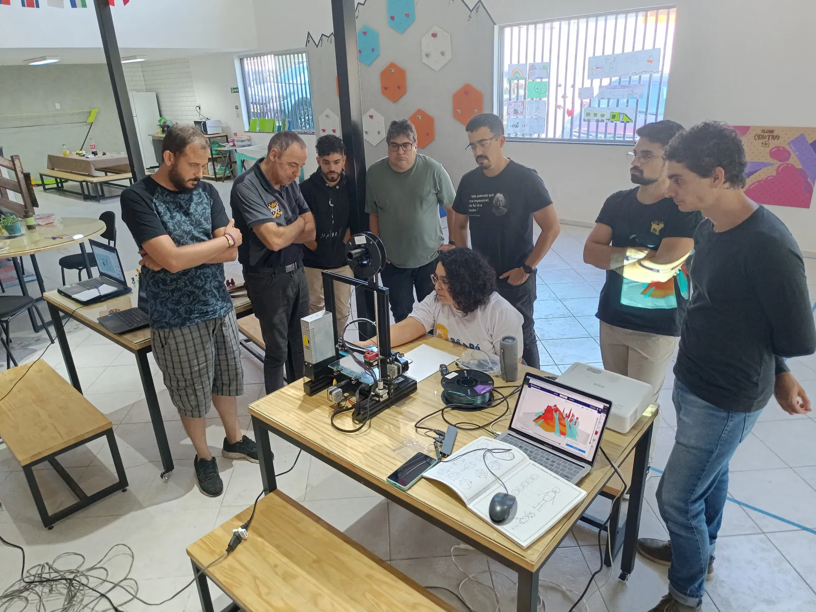 Impressora 3D em funcionamento durante formação